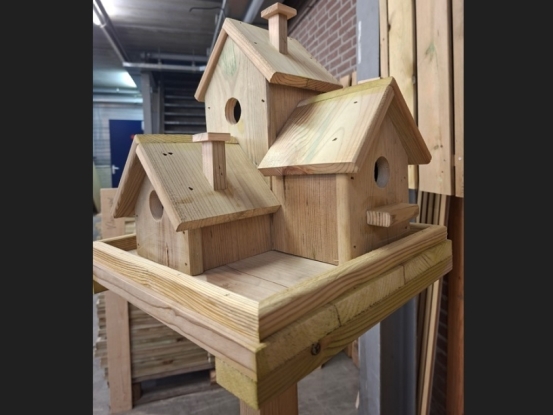 Foto van Vogelhuisje met paal/voet