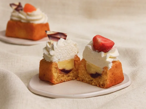 Foto van Mieny slagroomcake gebakje
